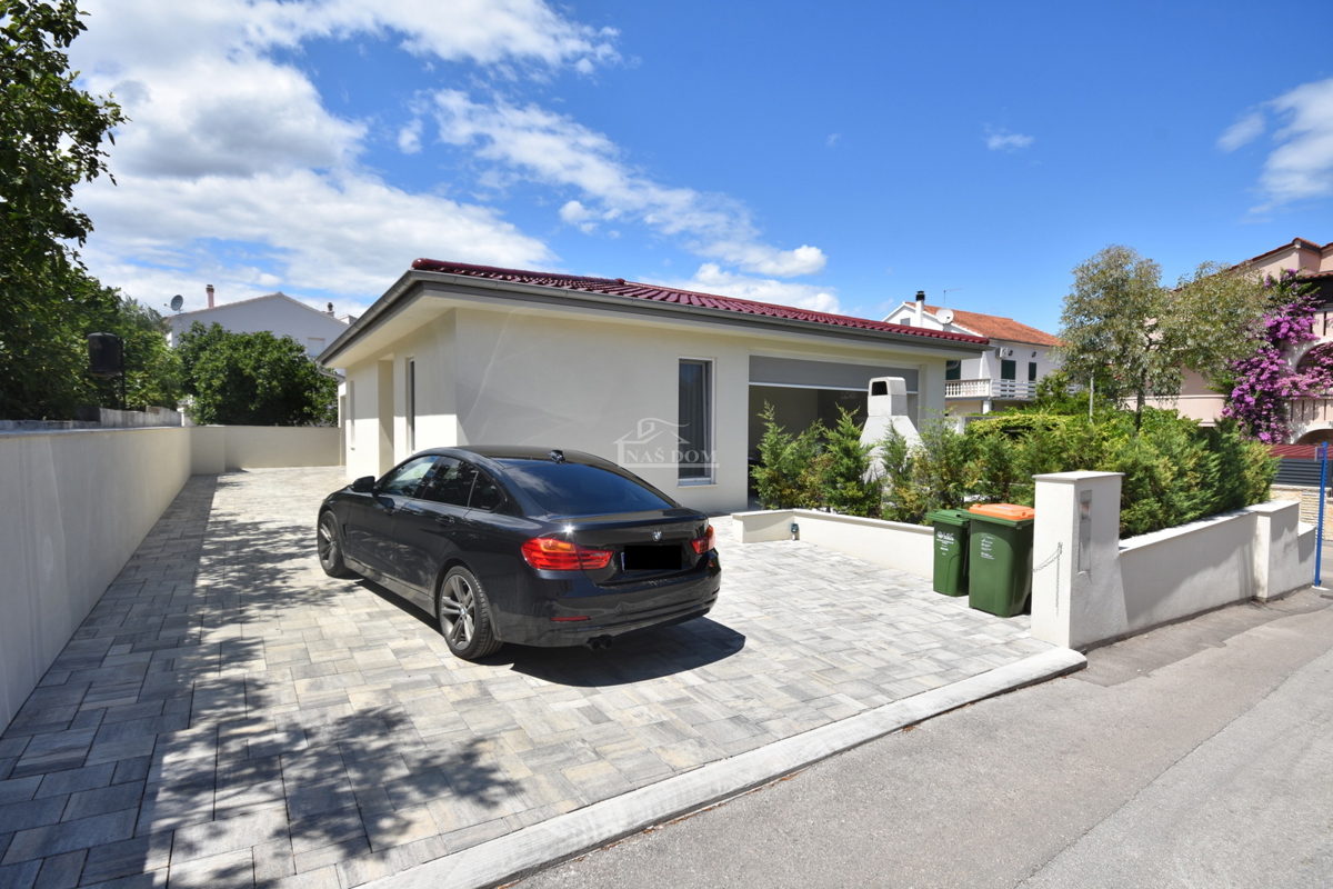 Vodice - Čudovita opremljena pritlična hiša na odlični lokaciji