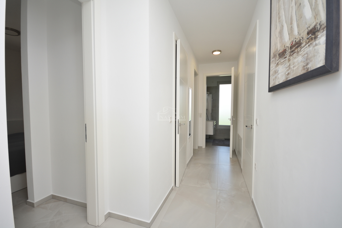 Vodice - Čudovita opremljena pritlična hiša na odlični lokaciji