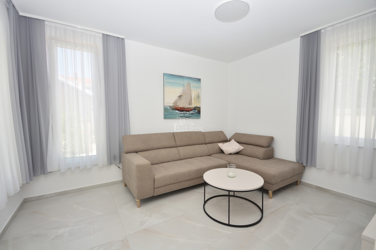 Vodice - Čudovita opremljena pritlična hiša na odlični lokaciji