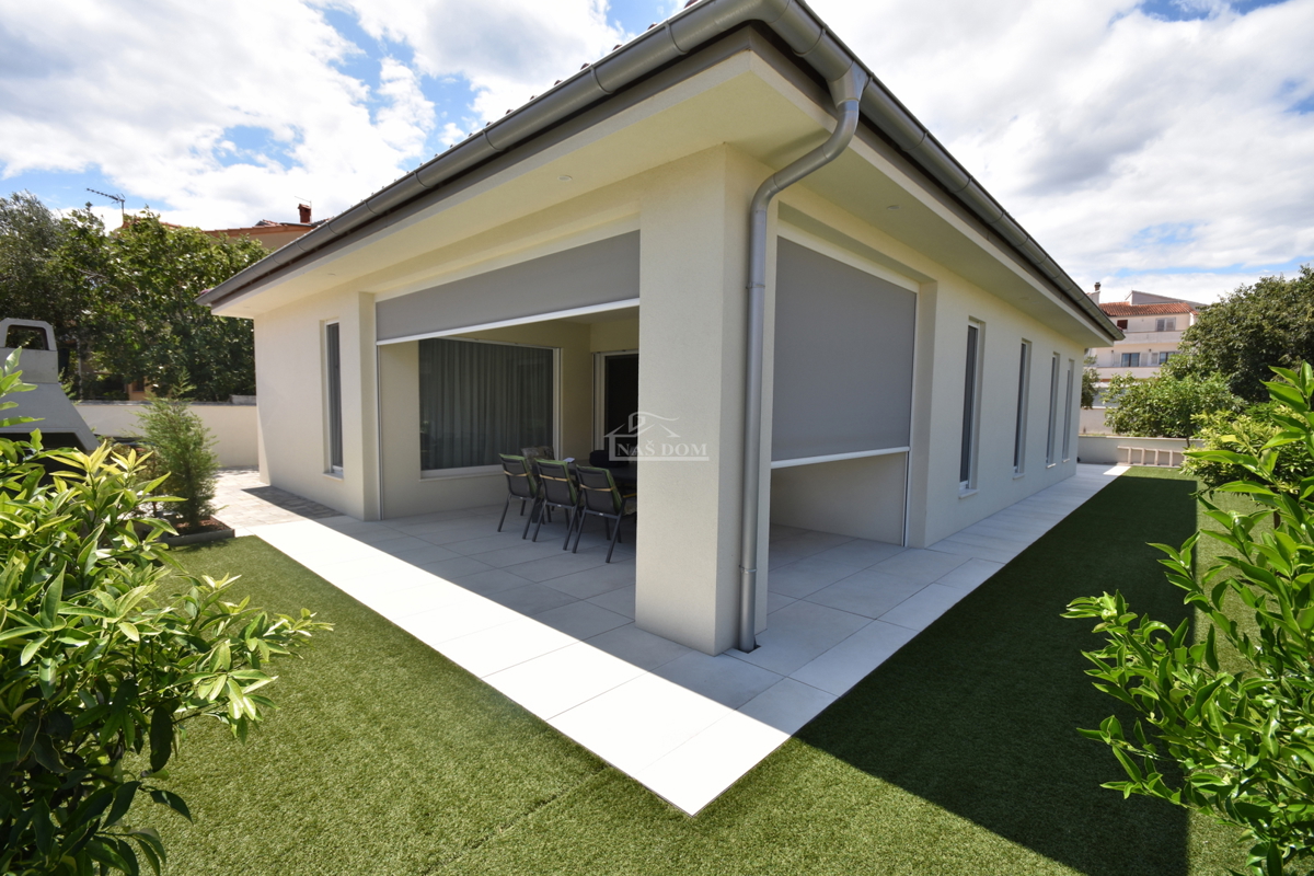 Vodice - Čudovita opremljena pritlična hiša na odlični lokaciji