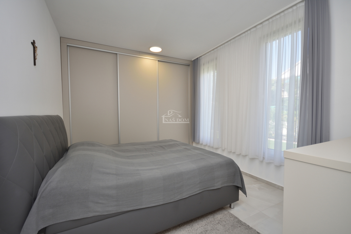 Vodice - Čudovita opremljena pritlična hiša na odlični lokaciji