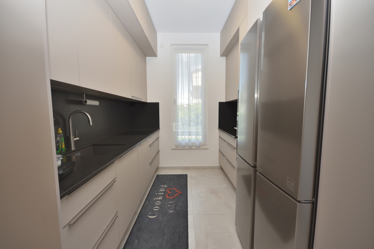 Vodice - Čudovita opremljena pritlična hiša na odlični lokaciji