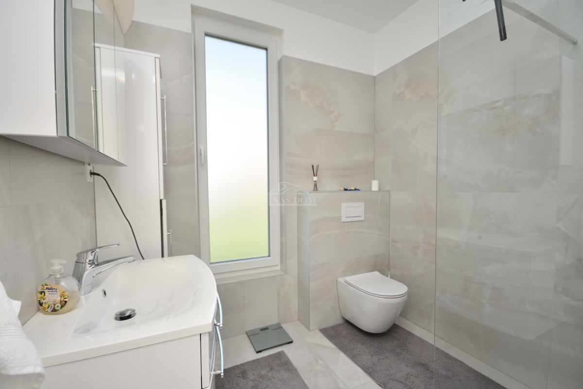 Vodice - Čudovita opremljena pritlična hiša na odlični lokaciji