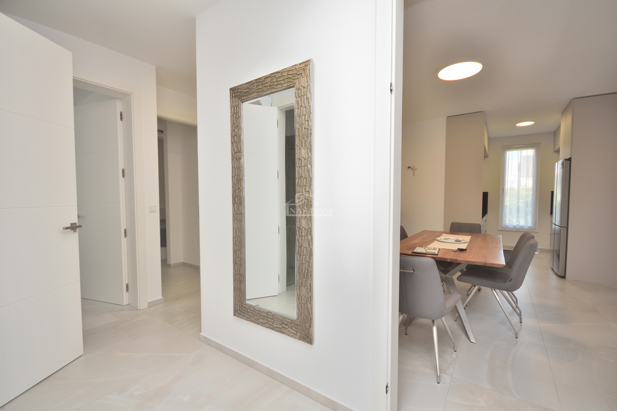 Vodice - Čudovita opremljena pritlična hiša na odlični lokaciji