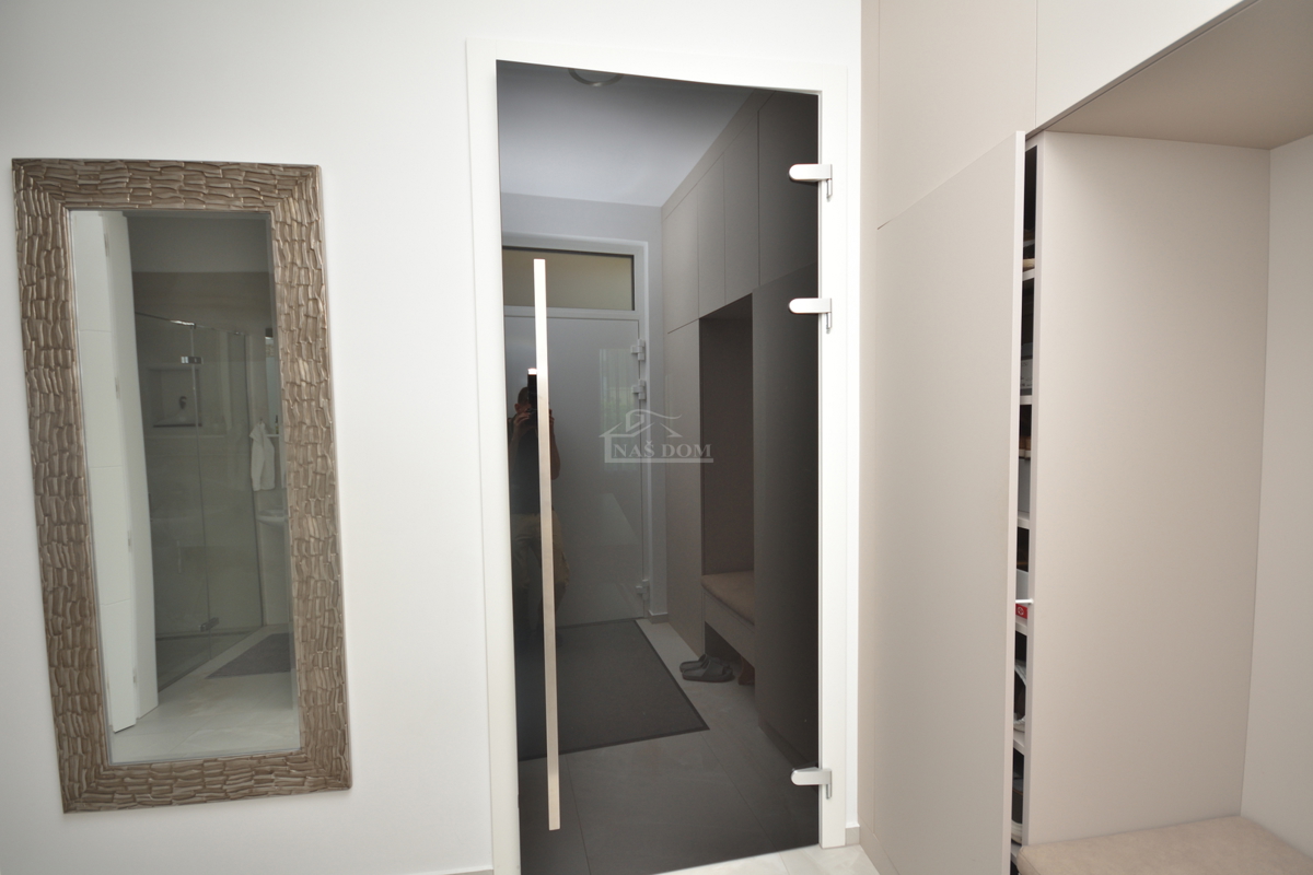 Vodice - Čudovita opremljena pritlična hiša na odlični lokaciji