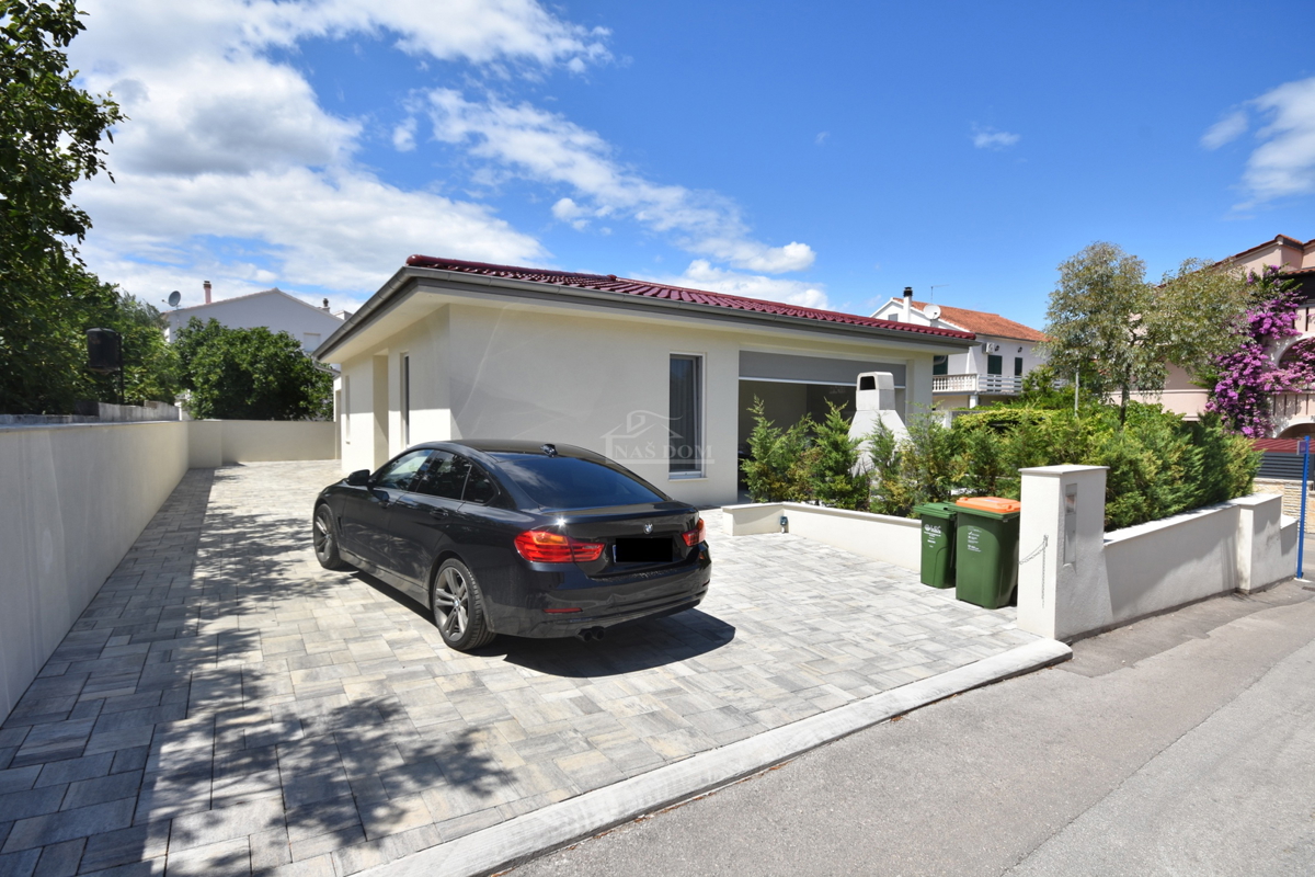 Vodice - Čudovita opremljena pritlična hiša na odlični lokaciji