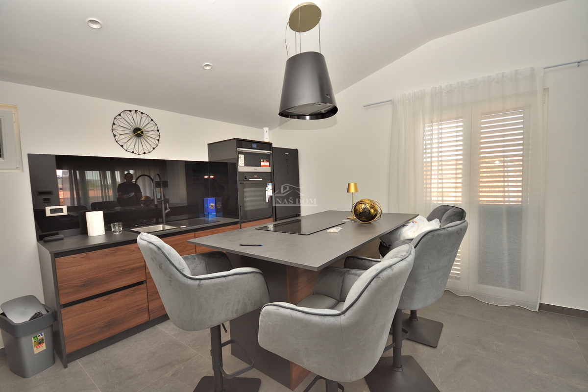 Vodice - popolnoma obnovljeno in opremljeno stanovanje 350 m od plaže