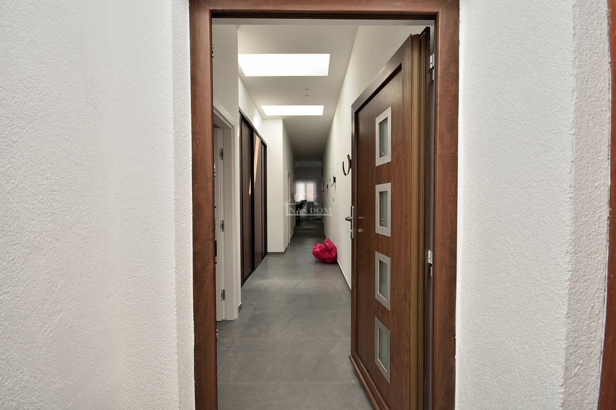 Vodice - popolnoma obnovljeno in opremljeno stanovanje 350 m od plaže