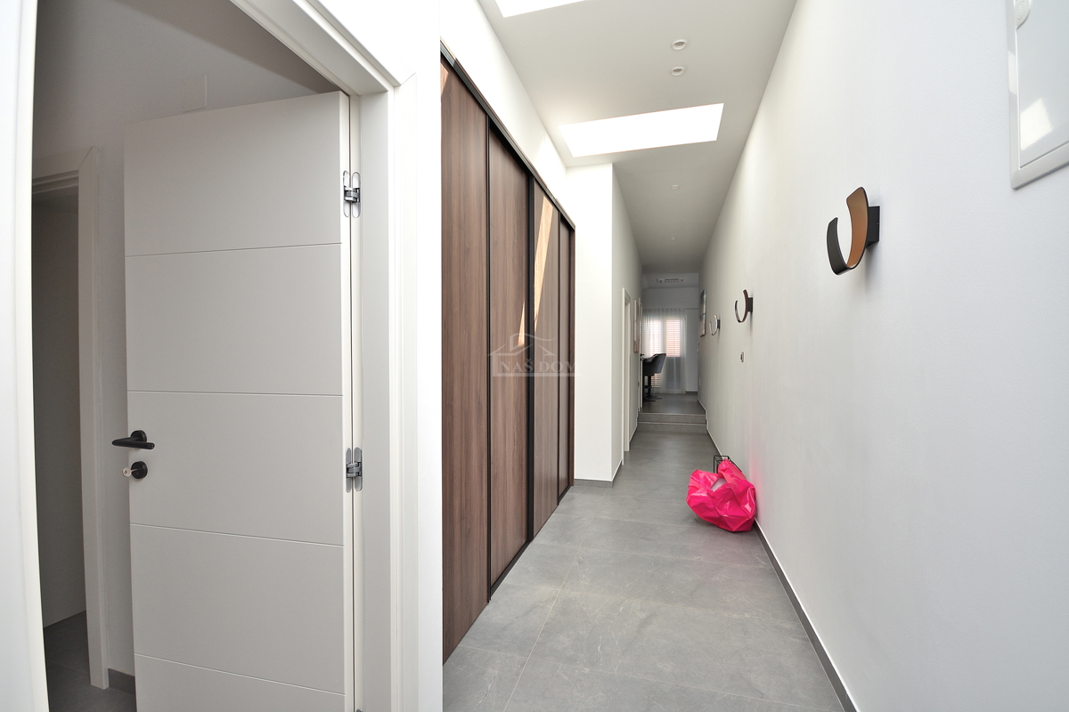 Vodice - popolnoma obnovljeno in opremljeno stanovanje 350 m od plaže