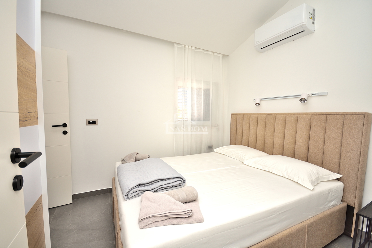 Vodice - popolnoma obnovljeno in opremljeno stanovanje 350 m od plaže