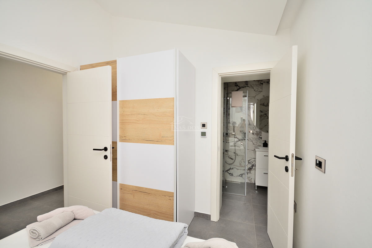 Vodice - popolnoma obnovljeno in opremljeno stanovanje 350 m od plaže