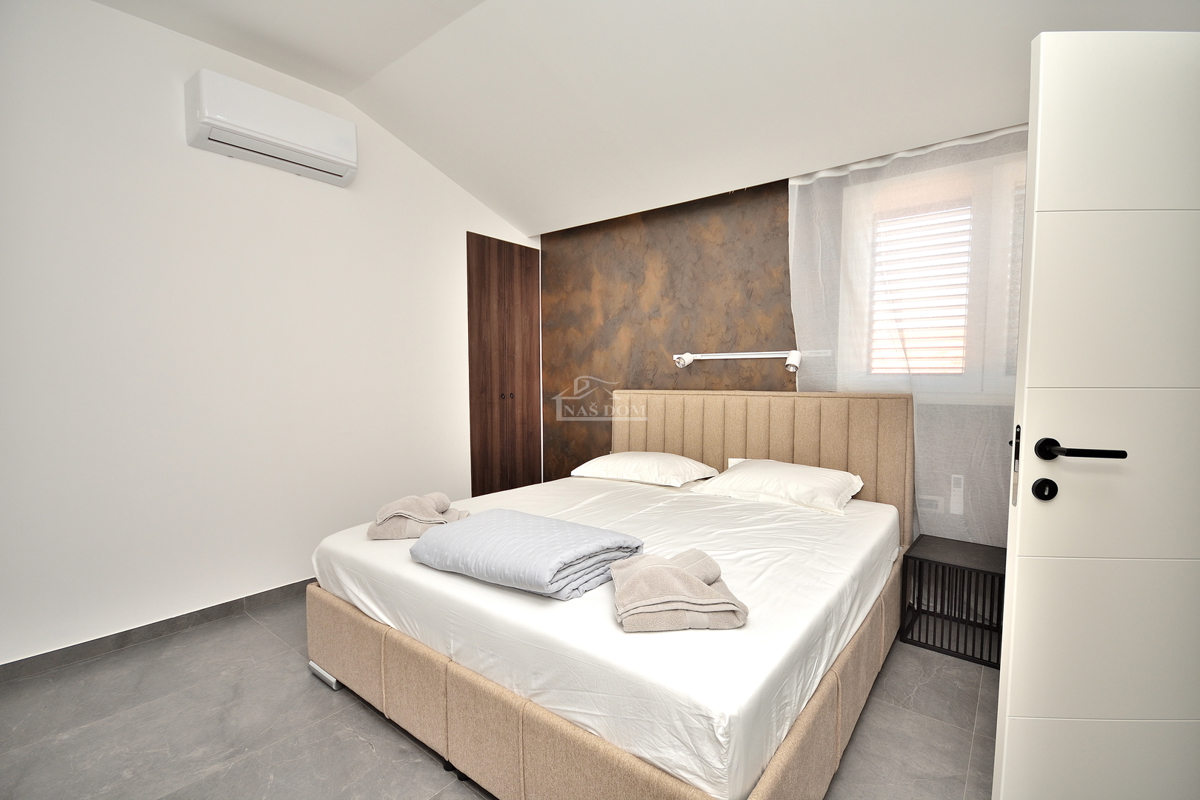 Vodice - popolnoma obnovljeno in opremljeno stanovanje 350 m od plaže