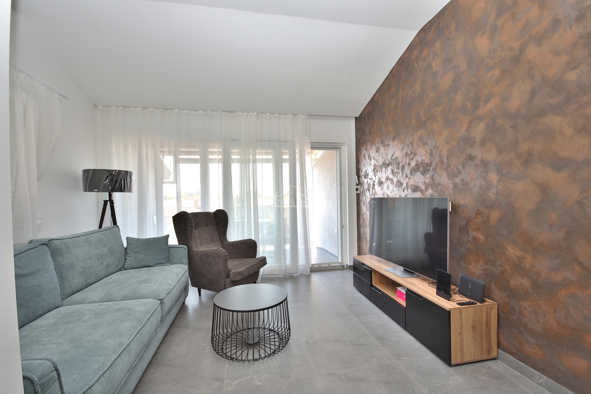 Vodice - popolnoma obnovljeno in opremljeno stanovanje 350 m od plaže