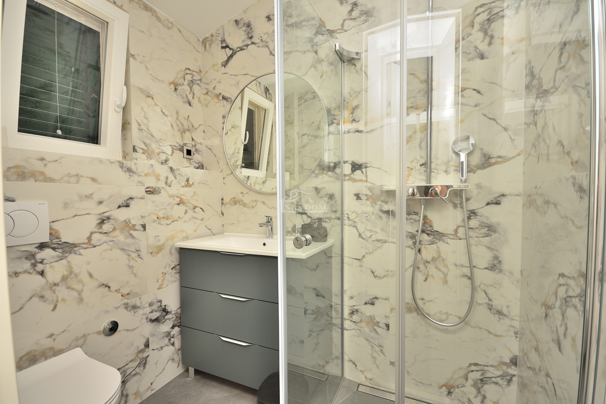 Vodice - popolnoma obnovljeno in opremljeno stanovanje 350 m od plaže