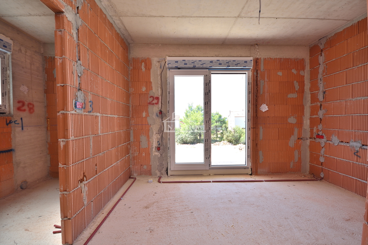 Vodice - NOVOGRADNJA S2 hiša z bazenom, garažo, 800 m od plaže