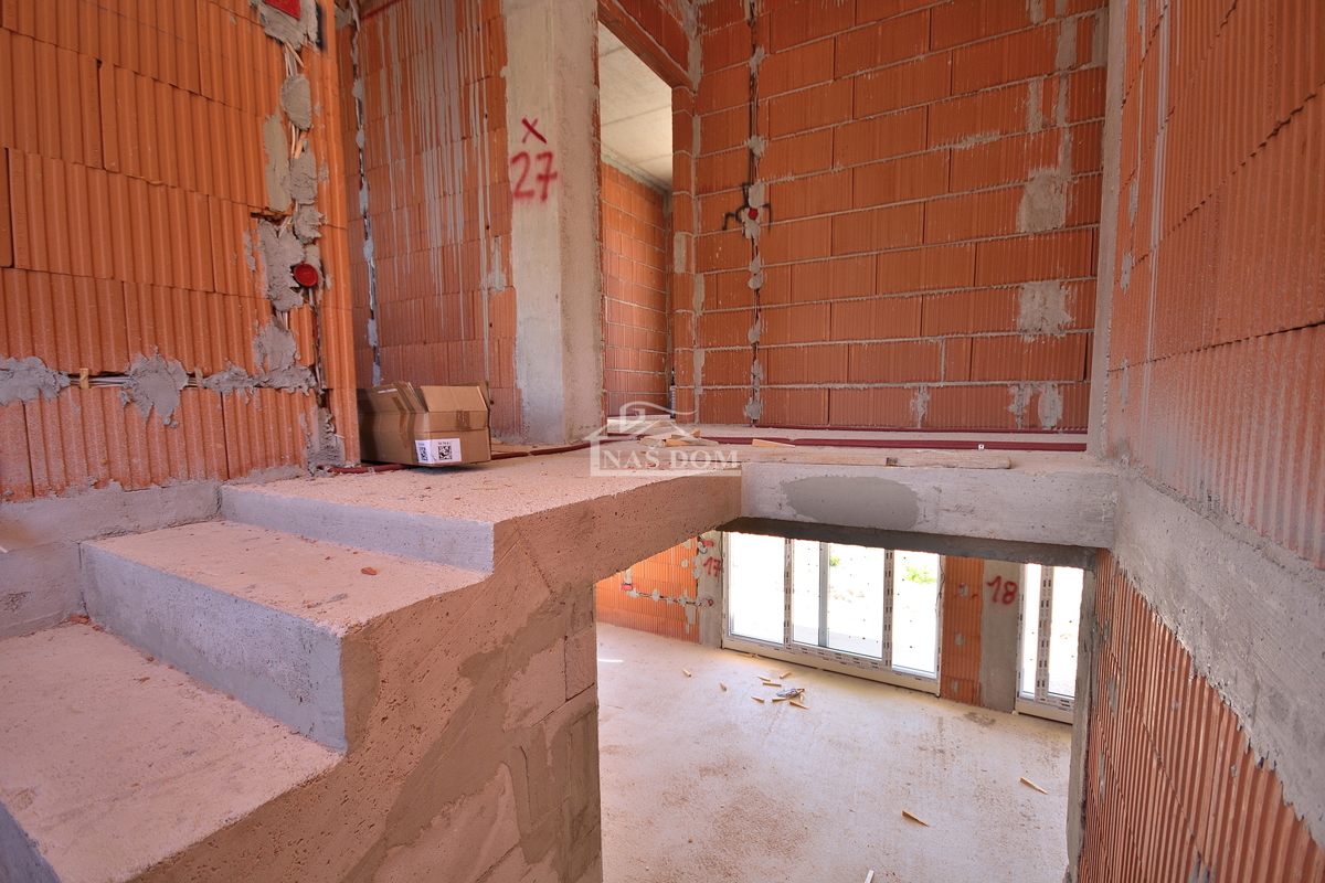 Vodice - NOVOGRADNJA S2 hiša z bazenom, garažo, 800 m od plaže