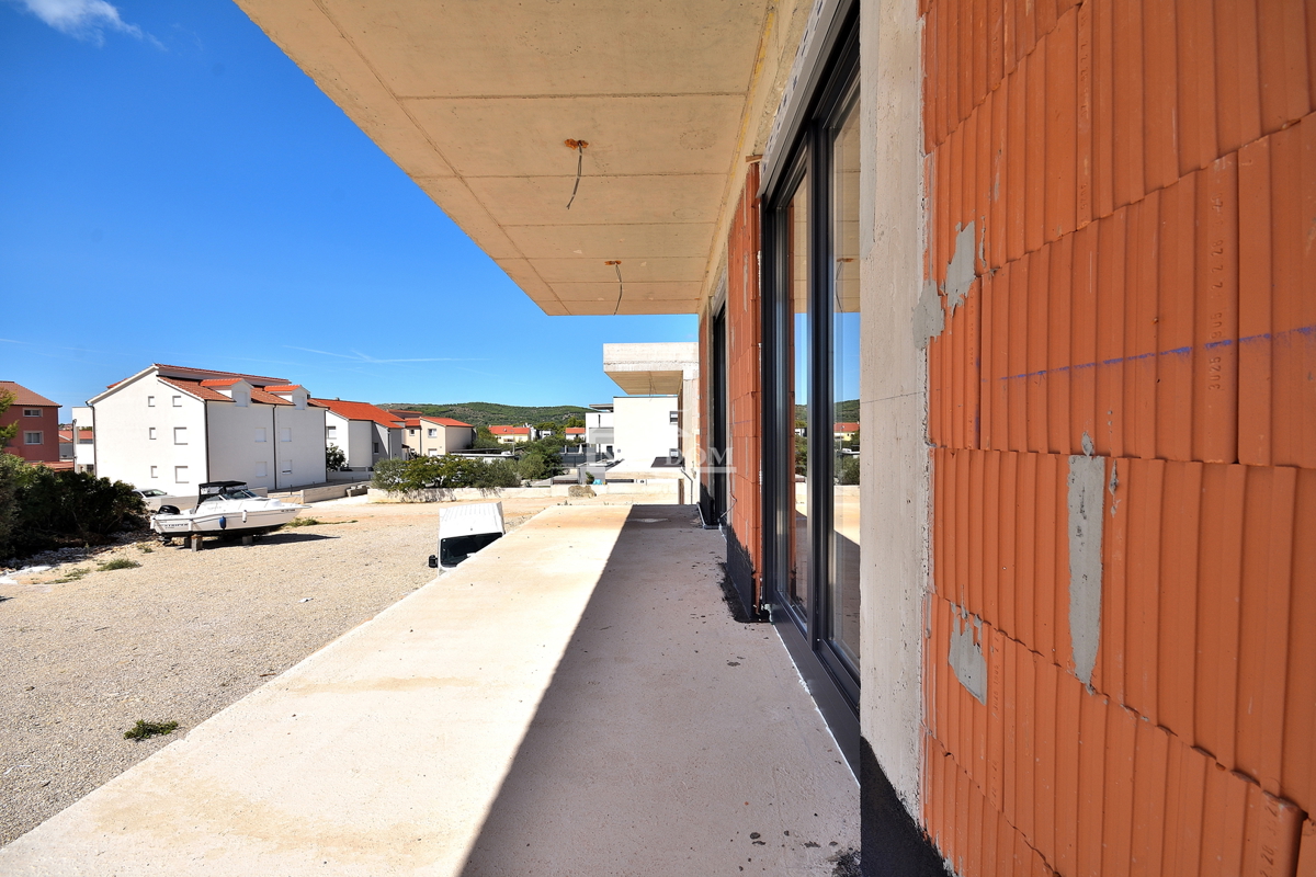 Vodice - NOVOGRADNJA S2 hiša z bazenom, garažo, 800 m od plaže