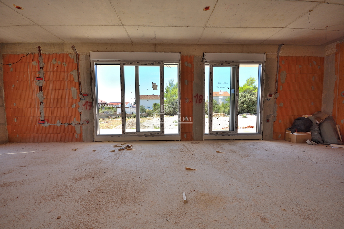 Vodice - NOVOGRADNJA S2 hiša z bazenom, garažo, 800 m od plaže