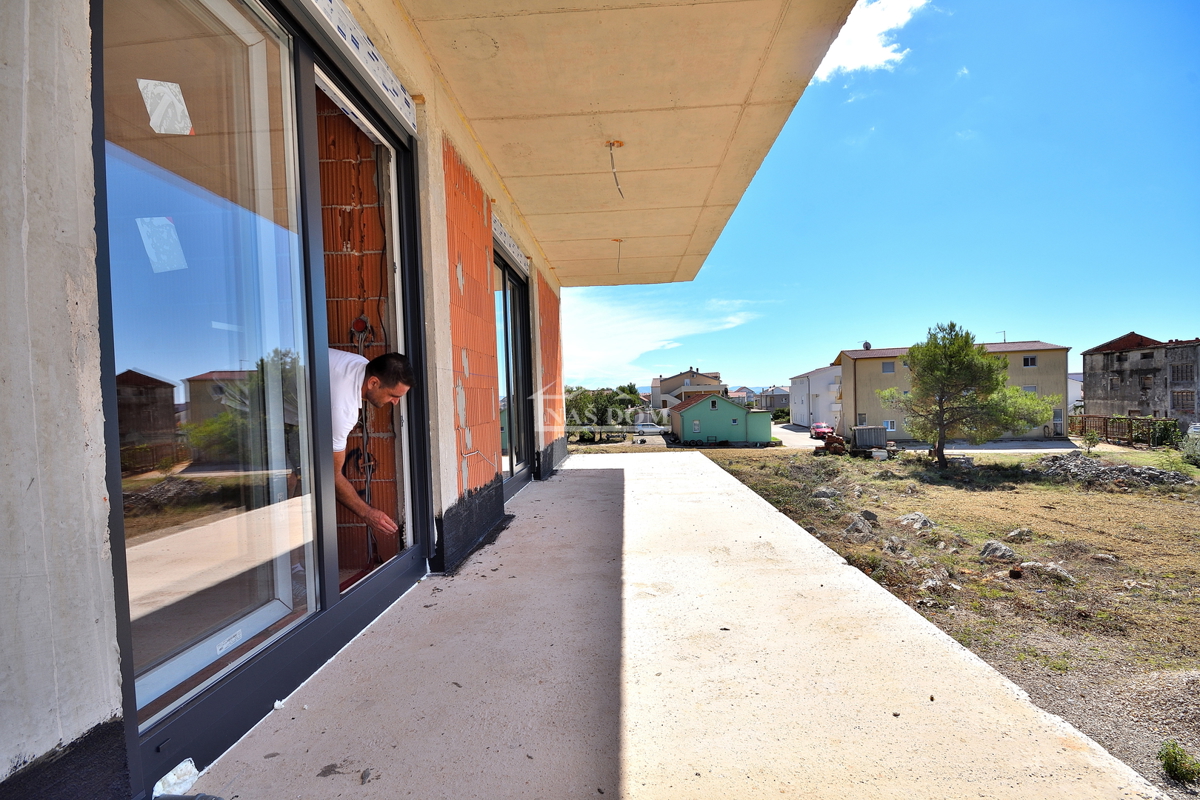 Vodice - NOVOGRADNJA S2 hiša z bazenom, garažo, 800 m od plaže