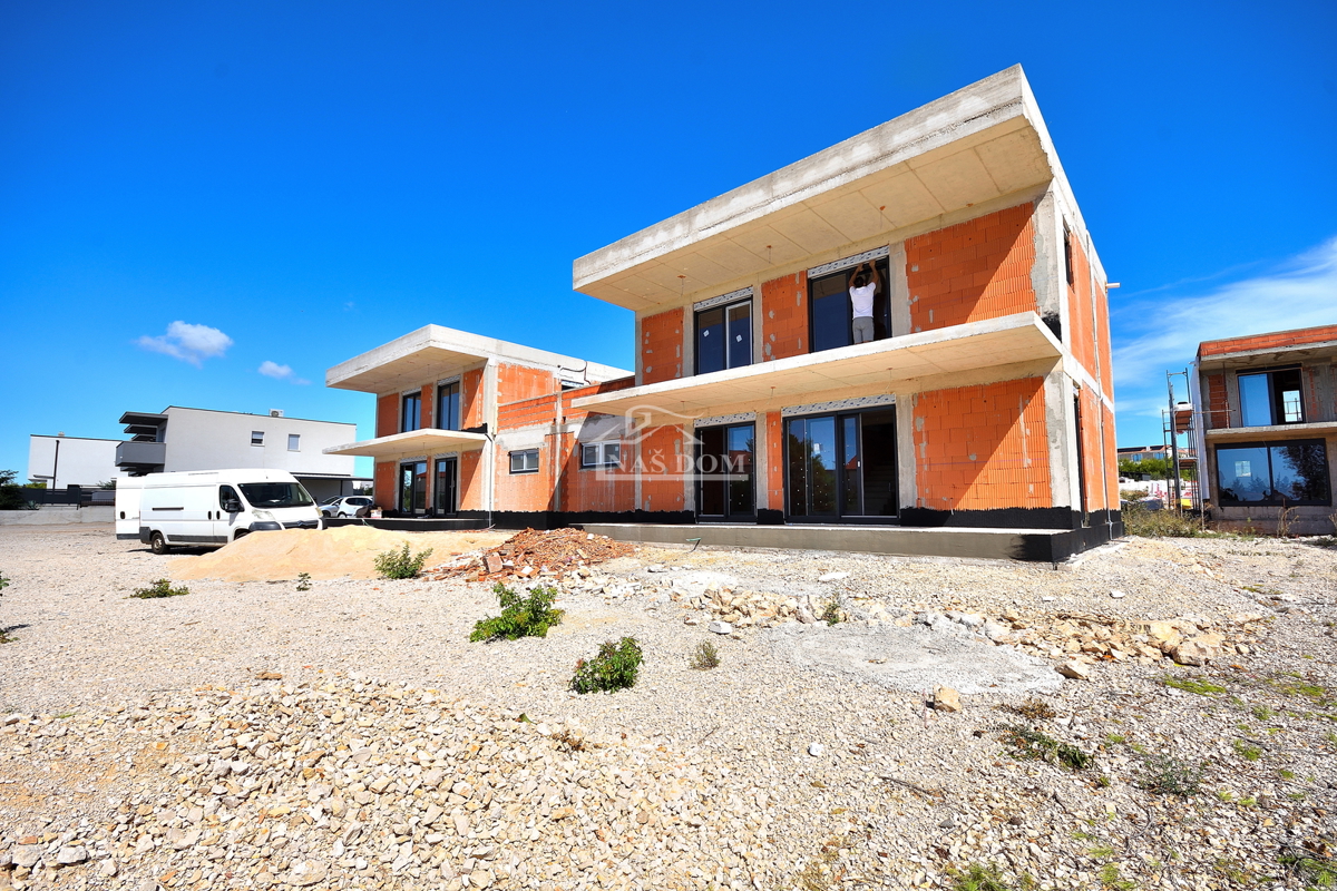 Vodice - NOVOGRADNJA S2 hiša z bazenom, garažo, 800 m od plaže