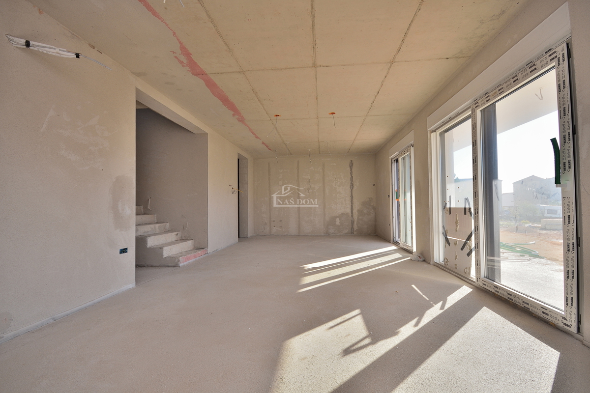 Vodice - NOVOGRADNJA S2 hiša z bazenom, garažo, 800 m od plaže