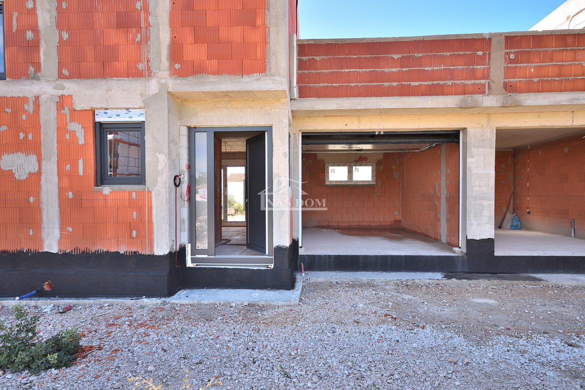 Vodice - NOVOGRADNJA S2 hiša z bazenom, garažo, 800 m od plaže