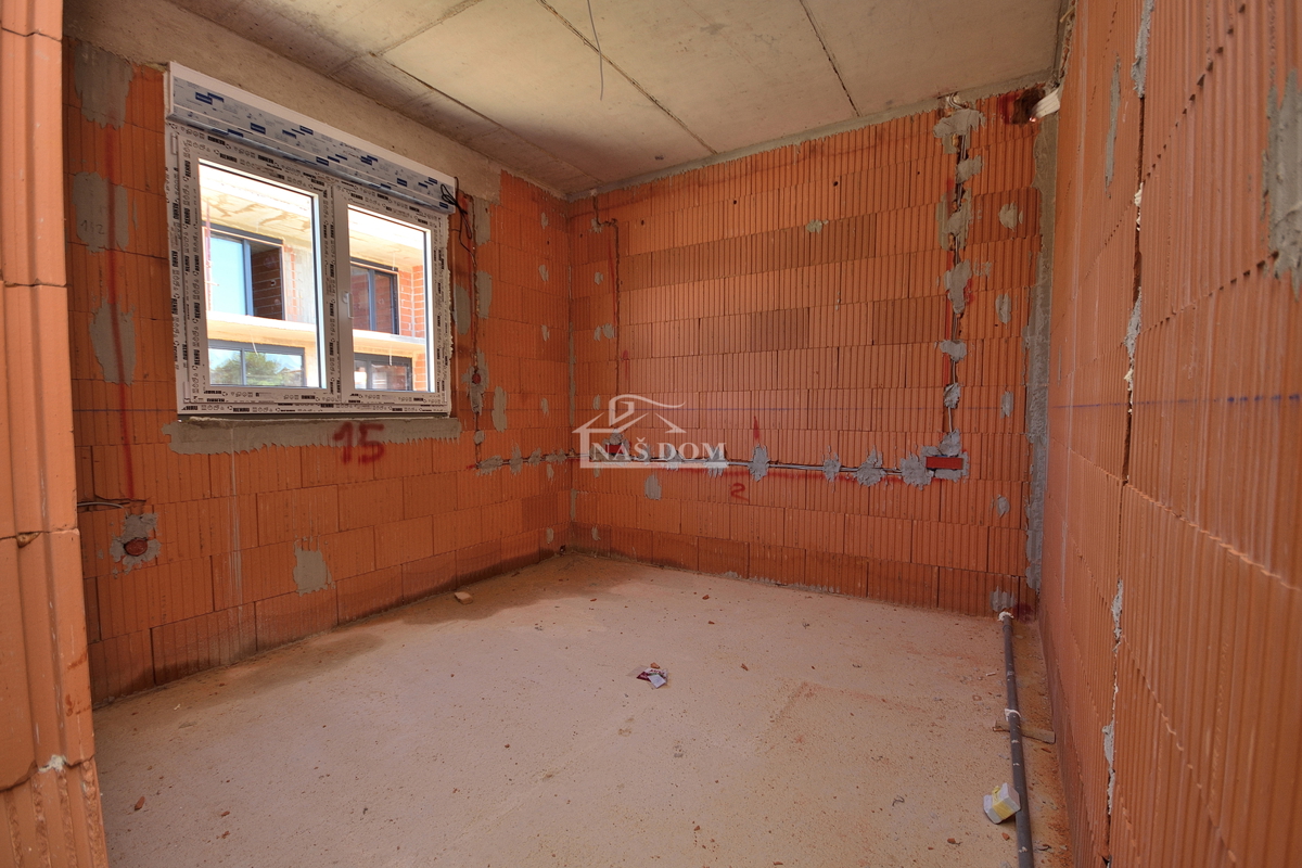 Vodice - NOVOGRADNJA S2 hiša z bazenom, garažo, 800 m od plaže