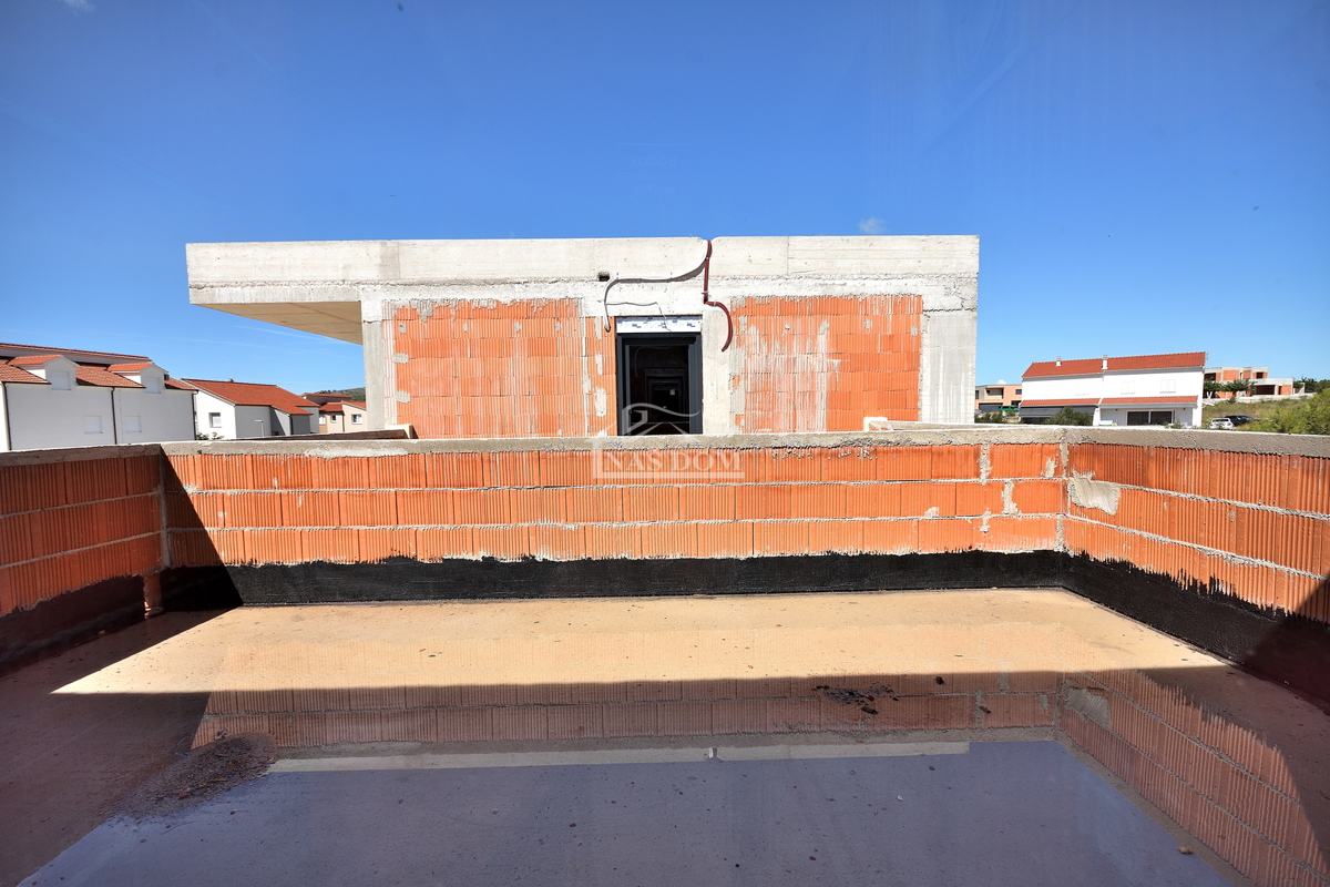 Vodice - NOVOGRADNJA S2 hiša z bazenom, garažo, 800 m od plaže