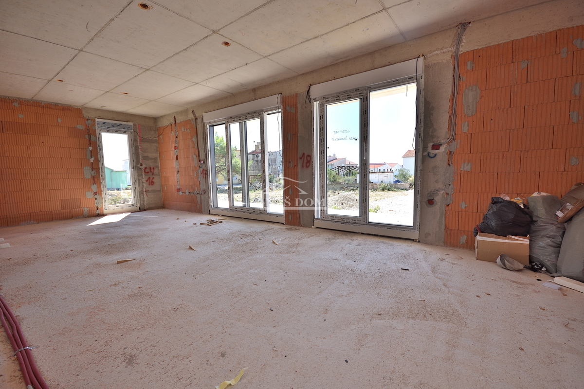 Vodice - NOVOGRADNJA S2 hiša z bazenom, garažo, 800 m od plaže