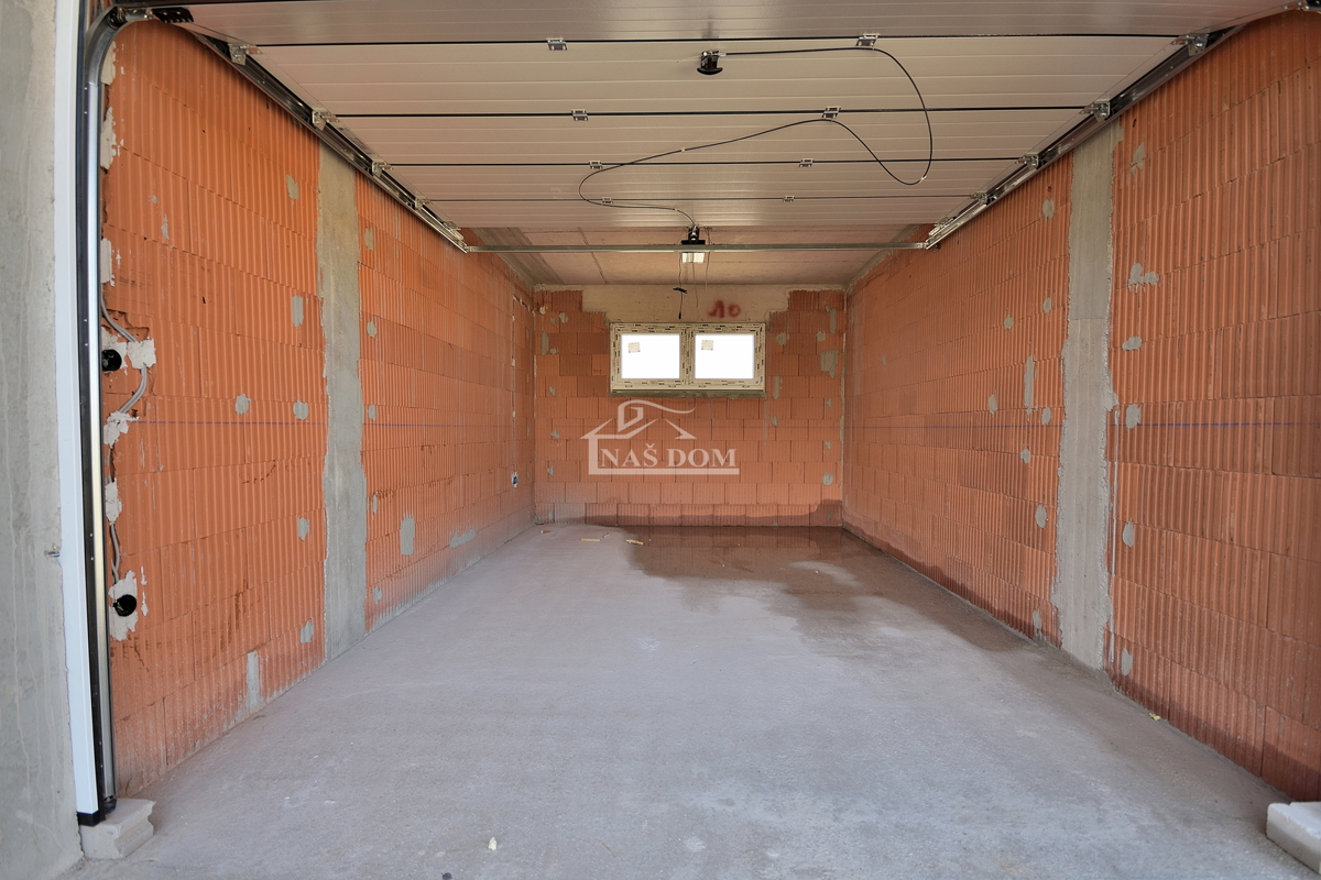 Vodice - NOVOGRADNJA S2 hiša z bazenom, garažo, 800 m od plaže