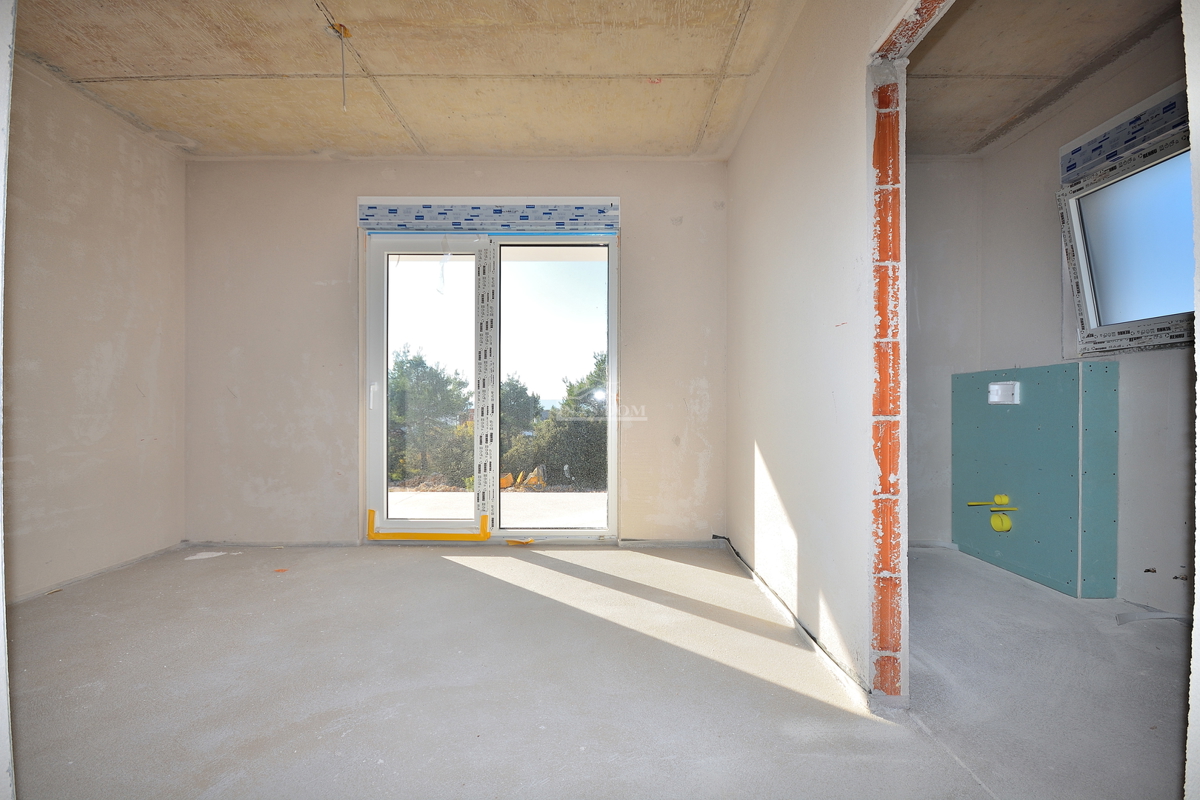 Vodice - NOVOGRADNJA S2 hiša z bazenom, garažo, 800 m od plaže