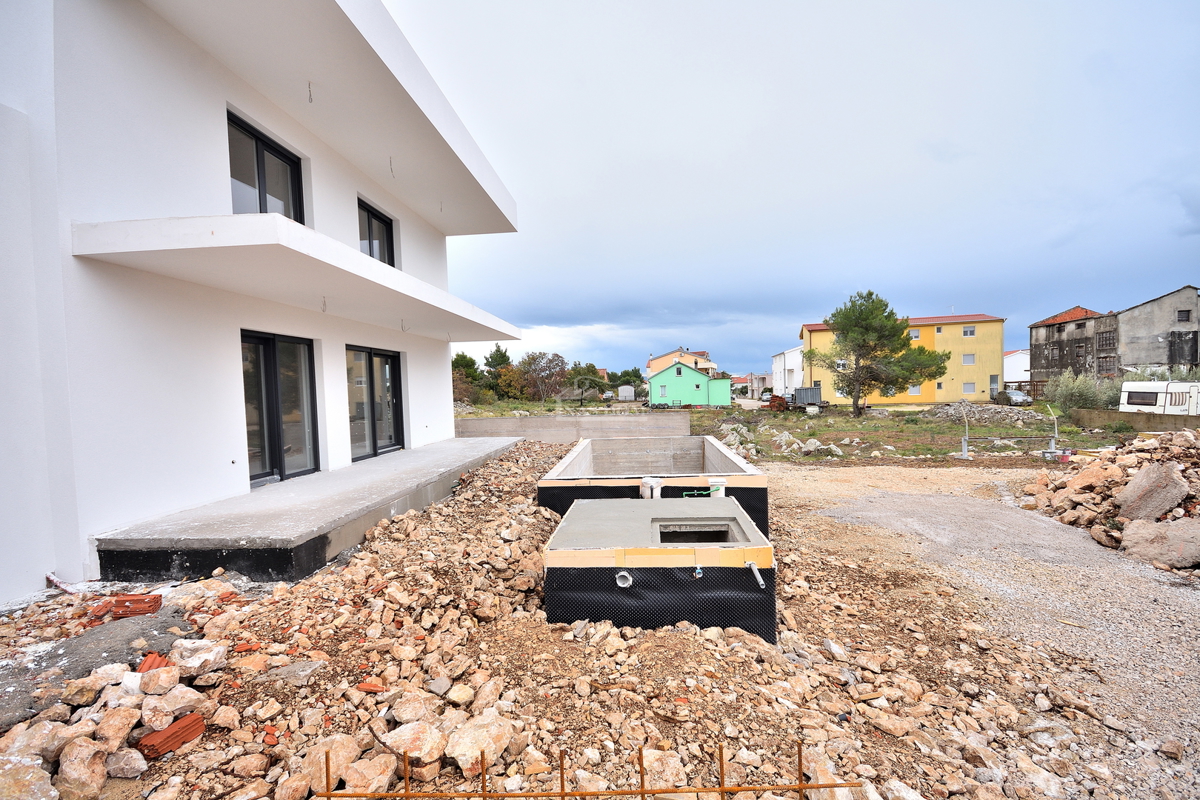 Vodice - NOVOGRADNJA S2 hiša z bazenom, garažo, 800 m od plaže