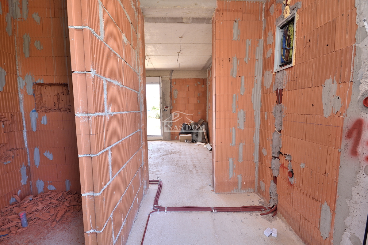 Vodice - NOVOGRADNJA S2 hiša z bazenom, garažo, 800 m od plaže