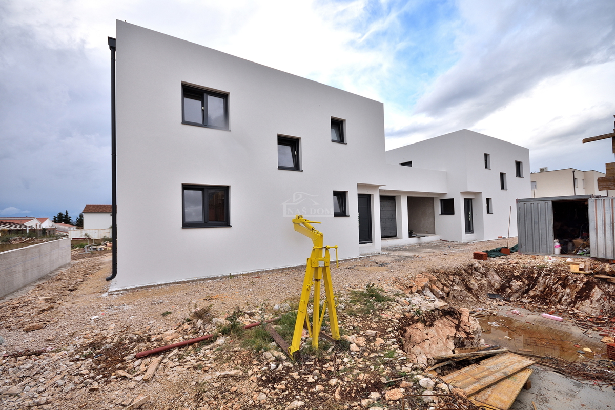 Vodice - NOVOGRADNJA S2 hiša z bazenom, garažo, 800 m od plaže