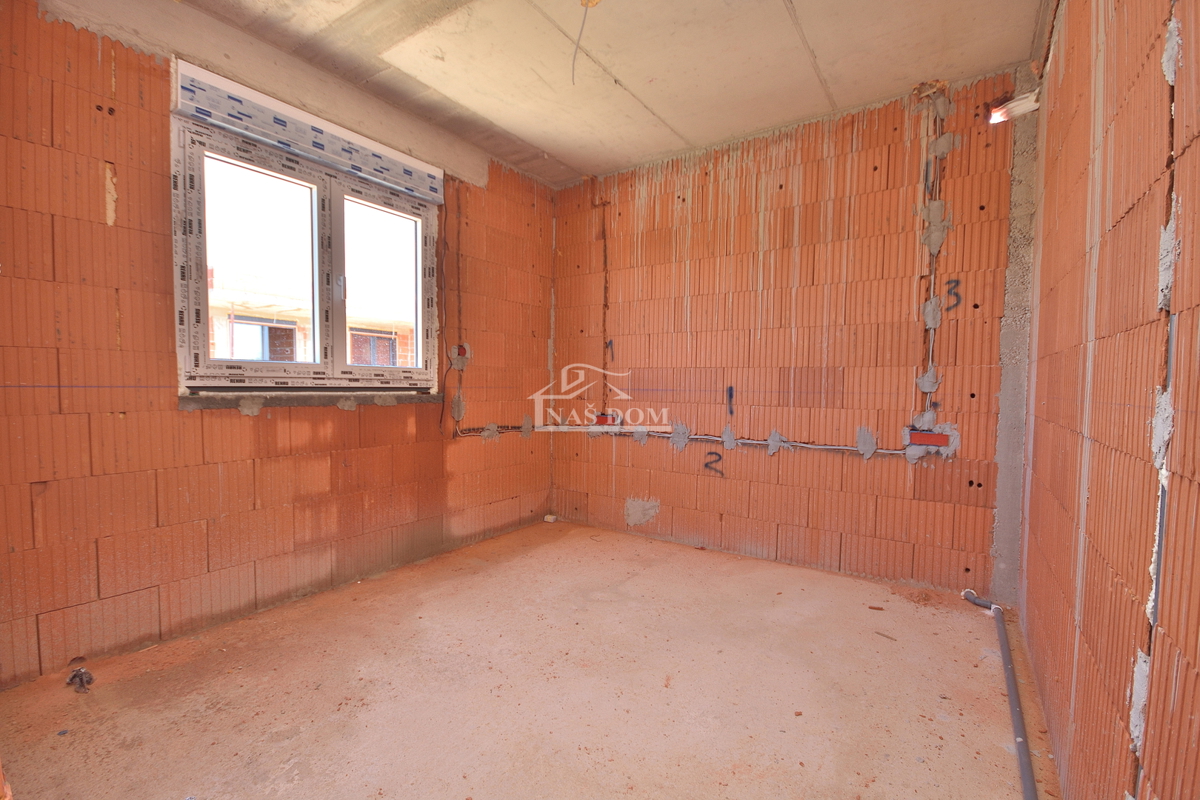 Vodice - NOVOGRADNJA S2 hiša z bazenom, garažo, 800 m od plaže