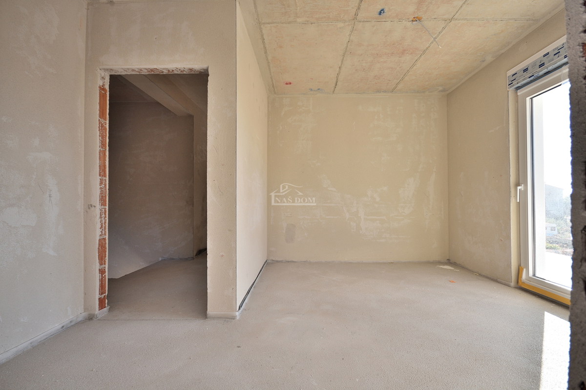 Vodice - NOVOGRADNJA S2 hiša z bazenom, garažo, 800 m od plaže