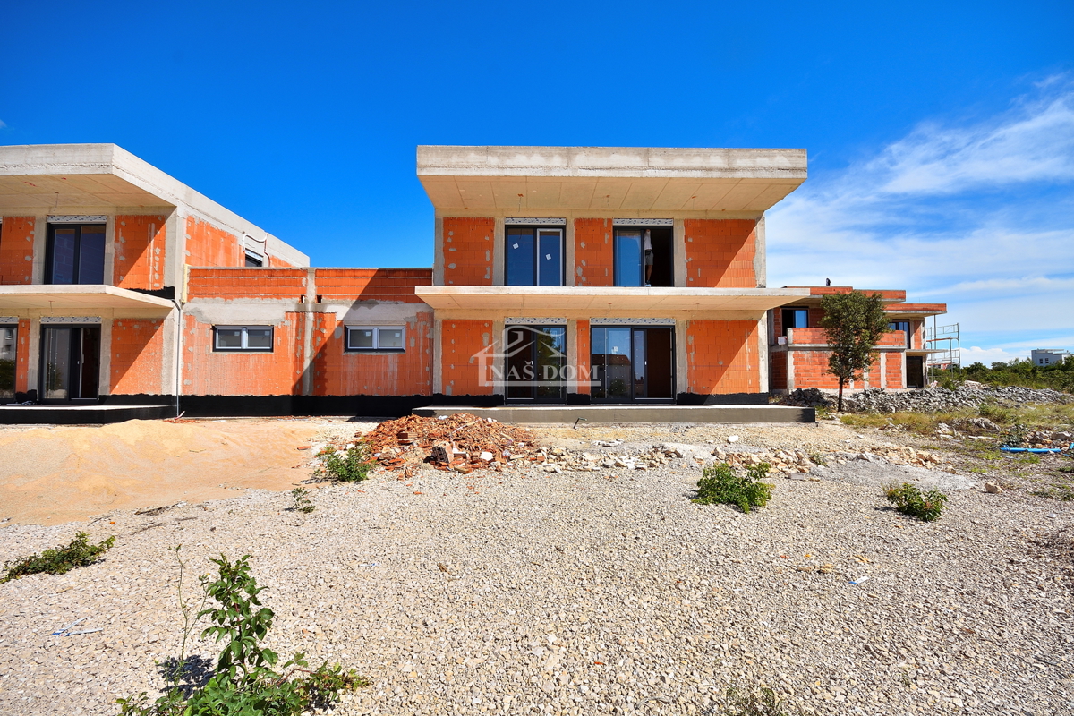 Vodice - NOVOGRADNJA S2 hiša z bazenom, garažo, 800 m od plaže