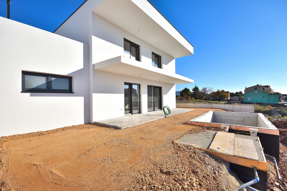 Vodice - NOVOGRADNJA S2 hiša z bazenom, garažo, 800 m od plaže