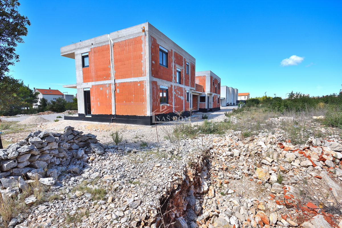 Vodice - NOVOGRADNJA S2 hiša z bazenom, garažo, 800 m od plaže