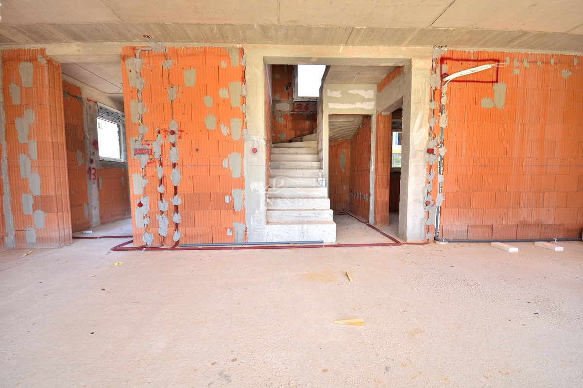 Vodice - NOVOGRADNJA S2 hiša z bazenom, garažo, 800 m od plaže