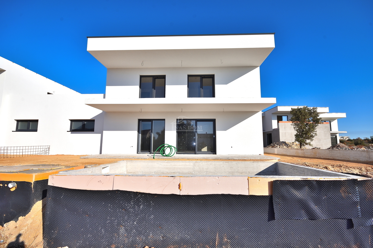 Vodice - NOVOGRADNJA S2 hiša z bazenom, garažo, 800 m od plaže