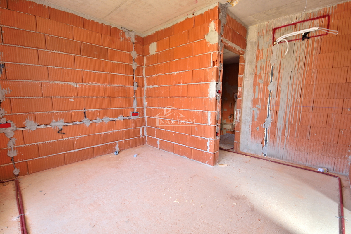 Vodice - NOVOGRADNJA S2 hiša z bazenom, garažo, 800 m od plaže