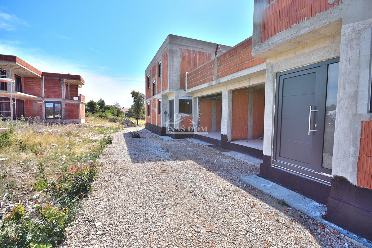 Vodice - NOVOGRADNJA S2 hiša z bazenom, garažo, 800 m od plaže