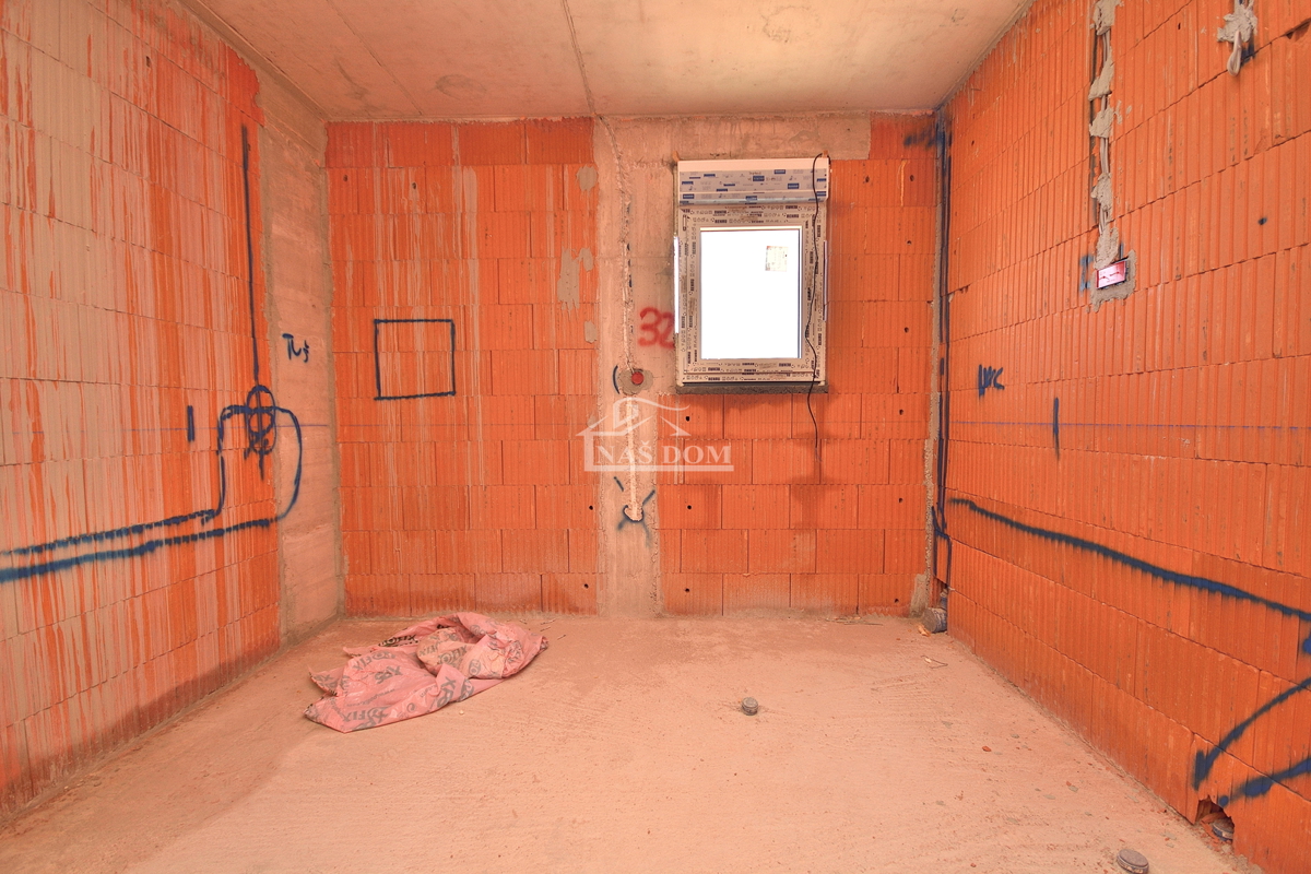 Vodice - NOVOGRADNJA S2 hiša z bazenom, garažo, 800 m od plaže