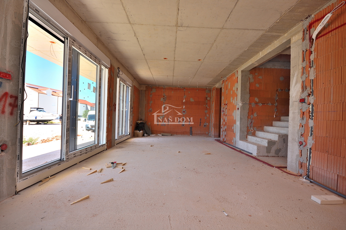 Vodice - NOVOGRADNJA S2 hiša z bazenom, garažo, 800 m od plaže