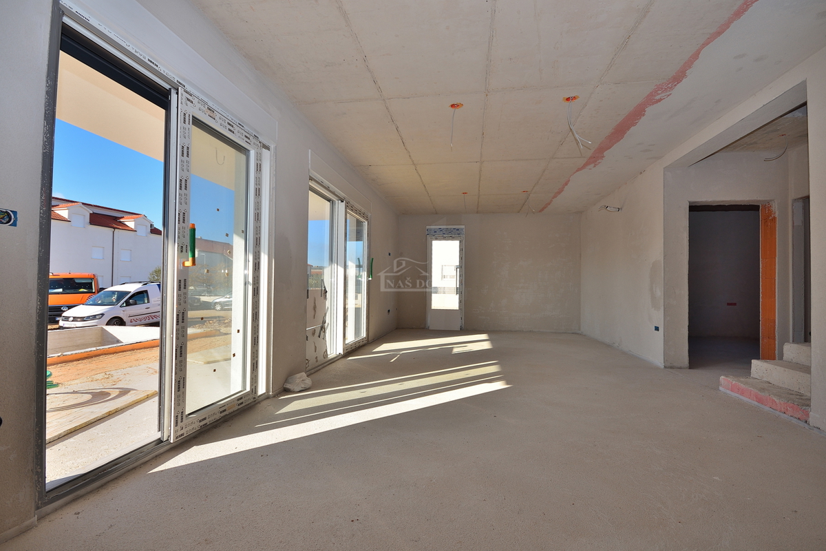 Vodice - NOVOGRADNJA S2 hiša z bazenom, garažo, 800 m od plaže