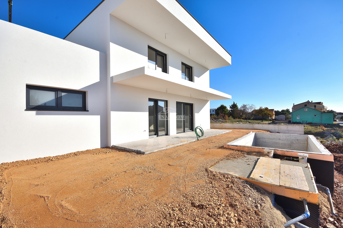 Vodice - NOVOGRADNJA S2 hiša z bazenom, garažo, 800 m od plaže