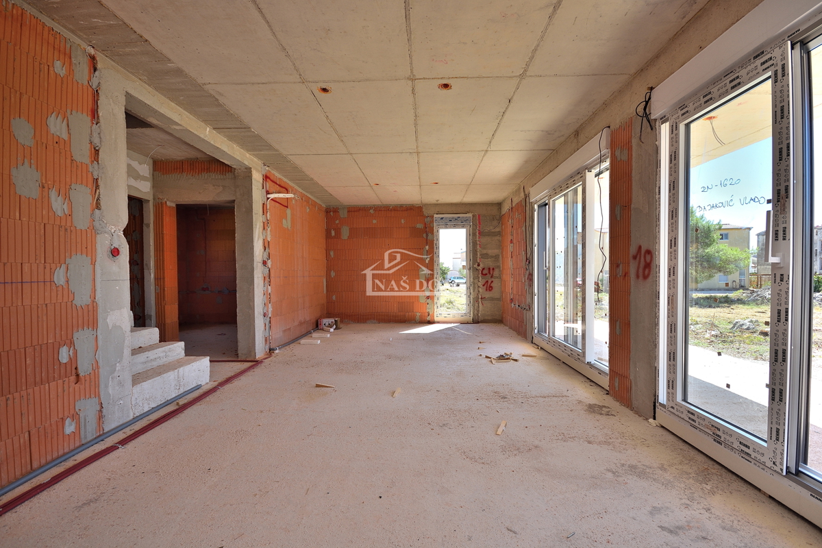 Vodice - NOVOGRADNJA S2 hiša z bazenom, garažo, 800 m od plaže