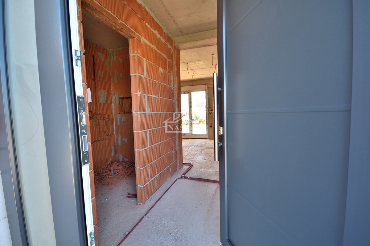 Vodice - NOVOGRADNJA S2 hiša z bazenom, garažo, 800 m od plaže