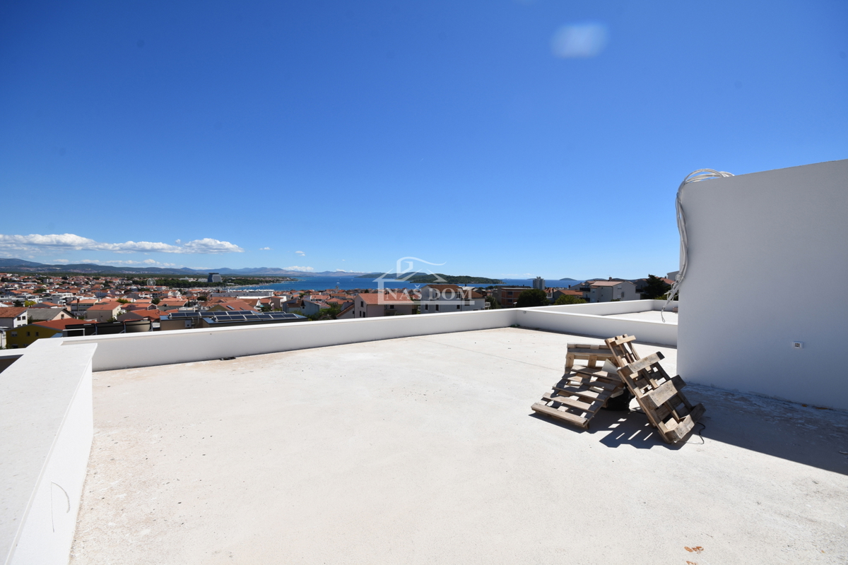 Vodice - Stanovanje S4 s strešno teraso, panoramski pogled na morje